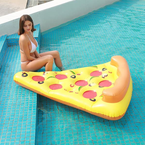 Kæmpe pizzaer til pools, poolbøjer til voksne på strandresort
