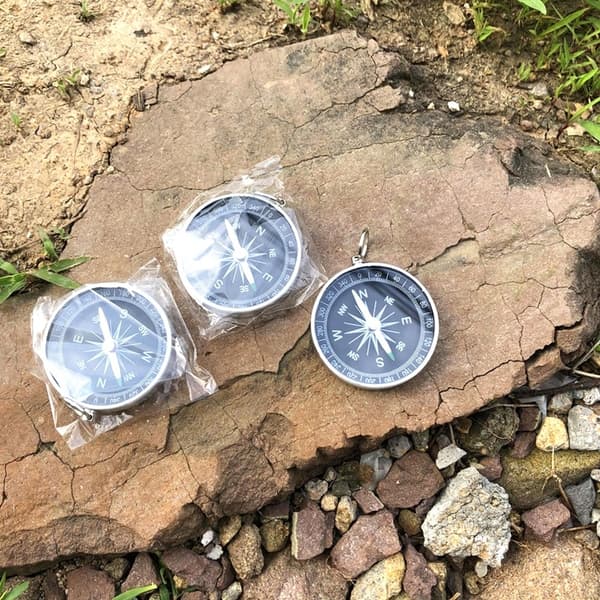 2 kpl 44 mm kompassi avaimenperällä, alumiinikuorinen kompassi