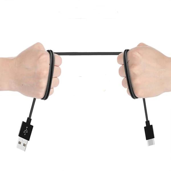 Universal opladningskabel med USB-C og USB-A 3A, sort og hvid.