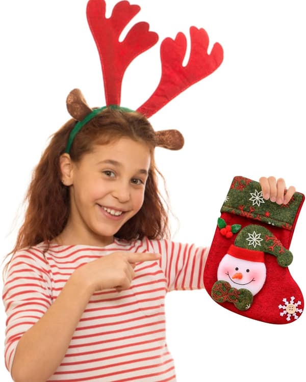 Juldekorationer, julklappar, strumpväskor, strumpor, smågodis.