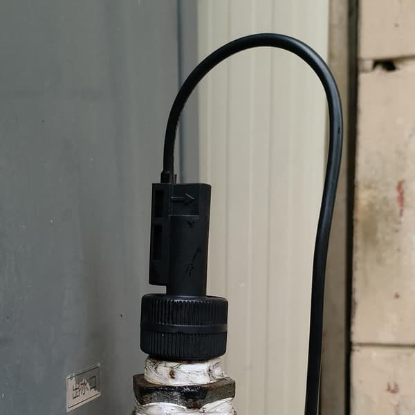 Installation av flödesregulator för poolvärmare, ventiler, rörledningar, modifiering av värmepumpsutrustning och testning av vattenflödesregulator
