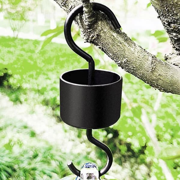 Fire sorte, rustbestandige metalkroge til kolibrifoderautomater i haven.