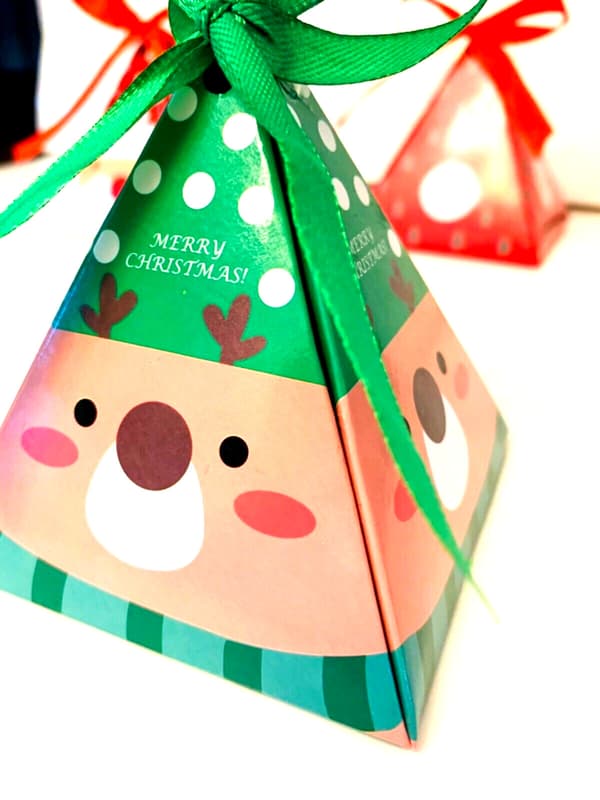30 x JUL SMÅ PYRAMIDE BYTTE SLIK & GODBIDDER GAVE PENGEKASSER FESTLIGE DESIGN