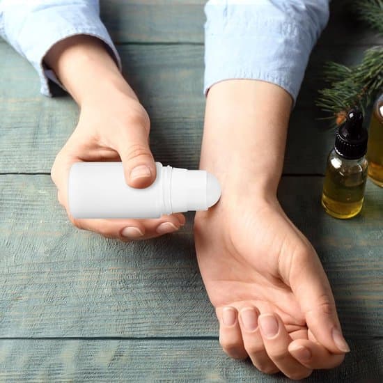 4-pack 50 ml påfyllningsbara plastflaskor med roll-on och lock för eteriska oljor och parfymer (vit)