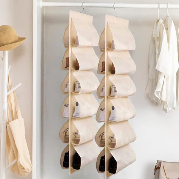 Beige taskullinen ripustettava kenkäteline pyörivällä koukulla vaatekaappiin