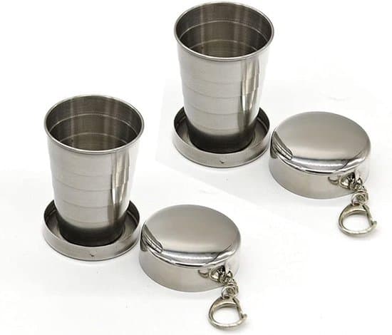 2 stk. 100 ml foldbare rejsekopper i rustfrit stål med nøglering og låg
