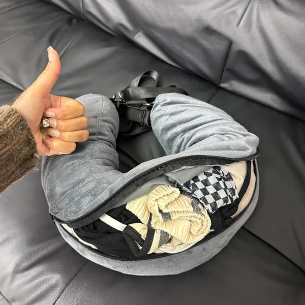 Resenackkudde - Vadderat nackstöd med klädficka för flyg och bilar - Grå