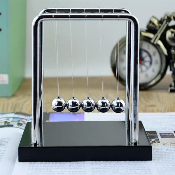 Newtons pendul, Newtons kuglependul m/ base, velegnet til skriveborde og små kontorer