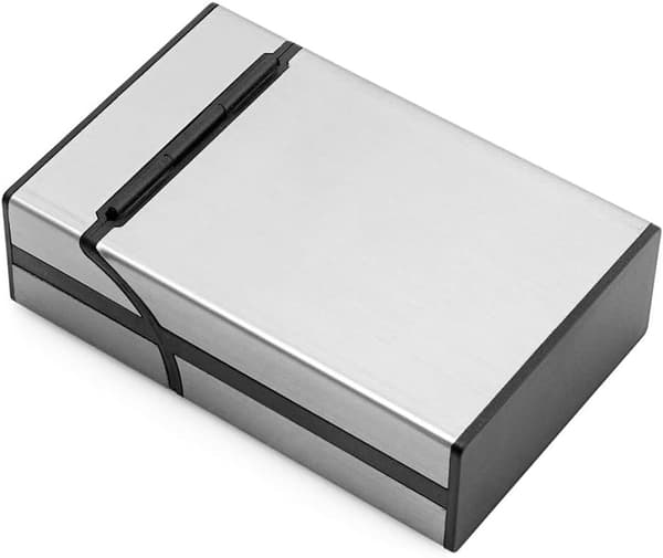 To lette cigaretter, sølvgrå og sorte.