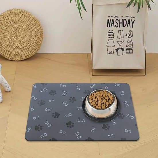 Skridsikker måtte, velegnet til katte- og hundefoder. Kan også bruges til at holde hundevandskåle. Hurtigtørrende og absorberende fodermåtte, 30*50 cm, mørkegrå.