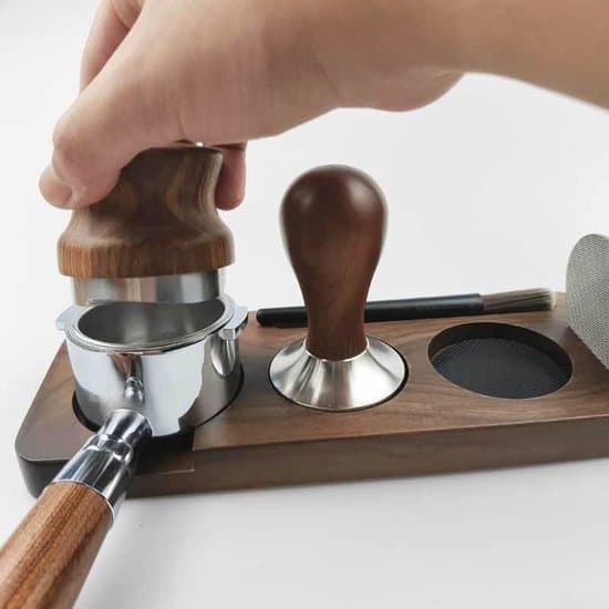 Kaffetamperstativ og espressomaskine