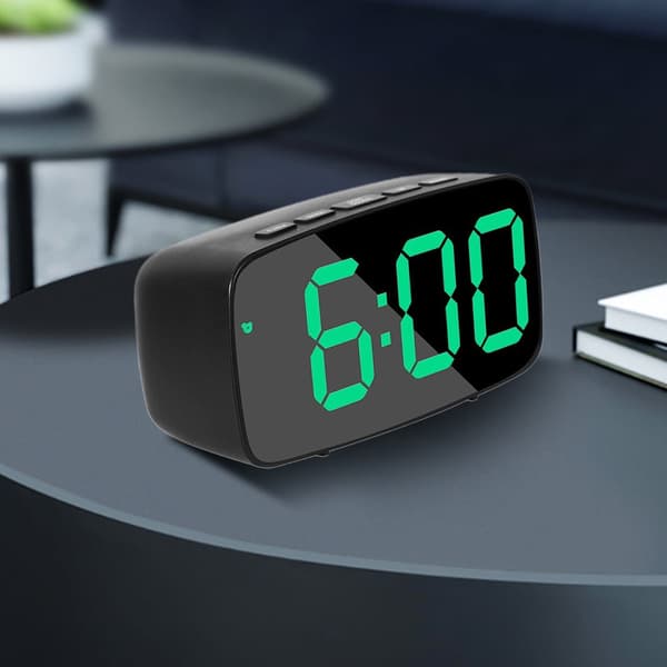Digital väckarklocka för sovrum Batteribackup Ström LED-display 12/24H Elektronisk skrivbordsklocka för barnrum