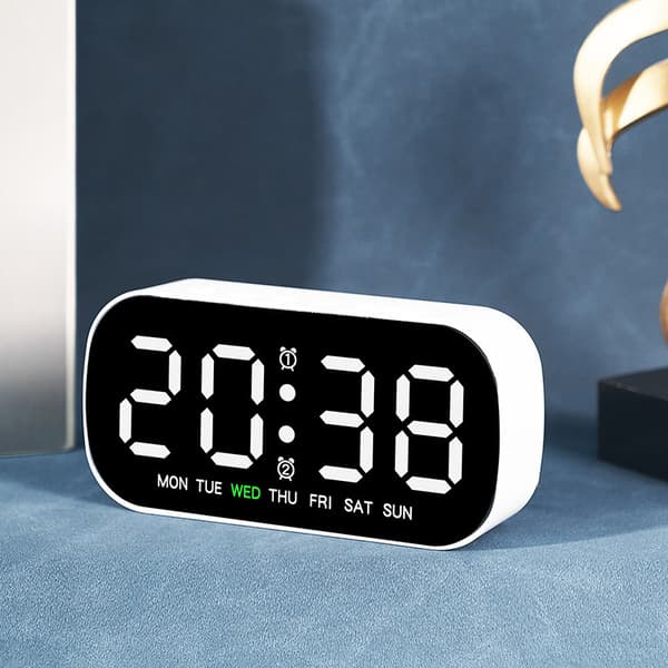 Enkel multifunktionell elektronisk klocka LED digital display datum år