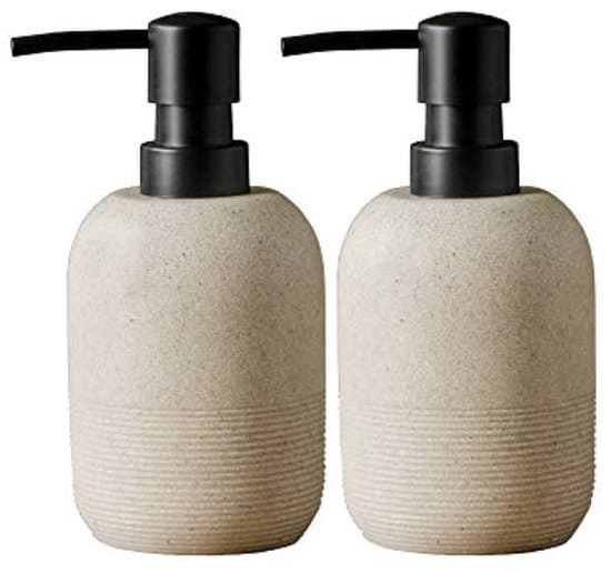 Sæt med 2 sæbedispensere i beige - robust harpiks med præget tekstur