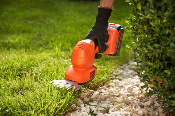 BLACK+DECKER Batteridriven gräs- och häcksax 18 V BCSS18D1, 2 Ah, PowerConnect