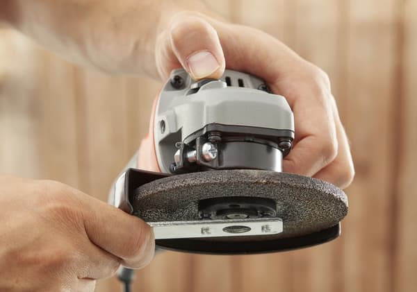 BLACK+DECKER 710 W kulmahiomakone BEG010