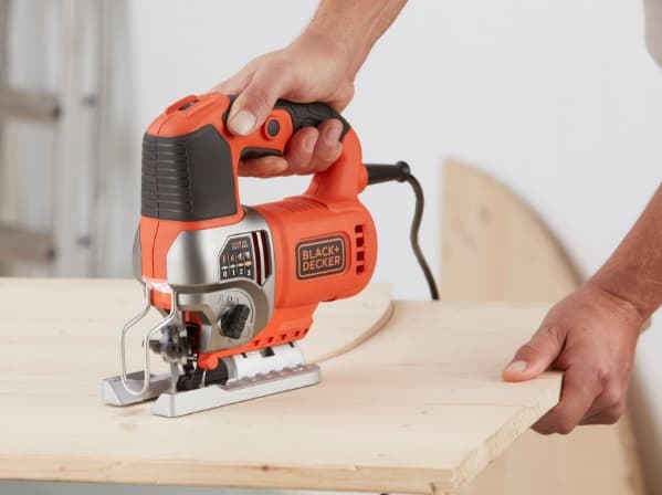 BLACK+DECKER sticksåg 650 W BES610