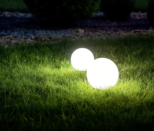RL MELO solcellekuglelampe til haven, hvid, Ø20 cm