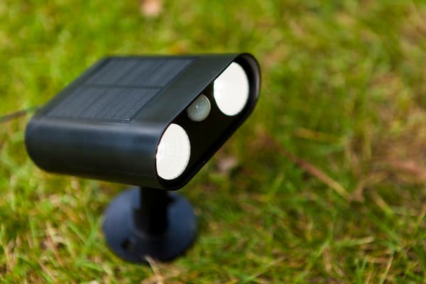 Sort multifunktionel solcellelampe med skumringssensor LED 8.2W BINGO Lutec