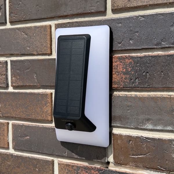 Vit solcellsvägglampa LED med rörelsesensor 500lm IP54 BHSO Videx