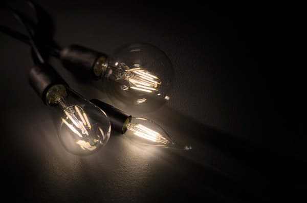 LED pære transparent kugleformet E27 4.5W varm 470lm Trio
