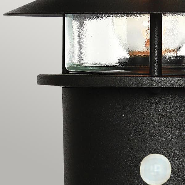 Stolplampa med rörelsesensor svart E27 60W Helsingor Elstead