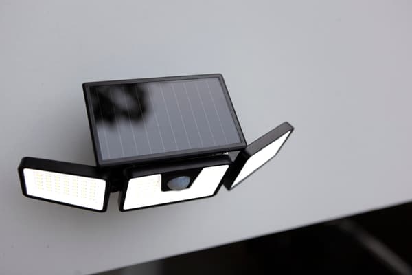 LED-strålkastare modern svart solcellsdriven trippel med rörelsesensor LED 6W BRITI Lutec