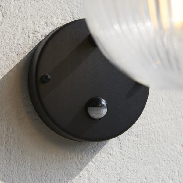 Udendørs væglampe med PIR-sensor sort riflet glaskugle 1xE27 10W ELDON Endon
