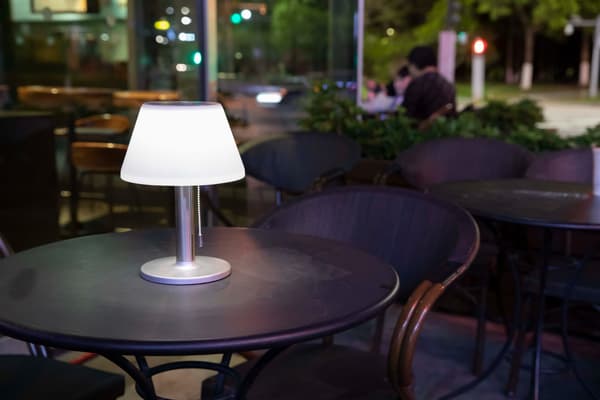 Solcellsdriven LED-bordslampa med konformad skärm, skymningssensor VIOLA IP44 Polux
