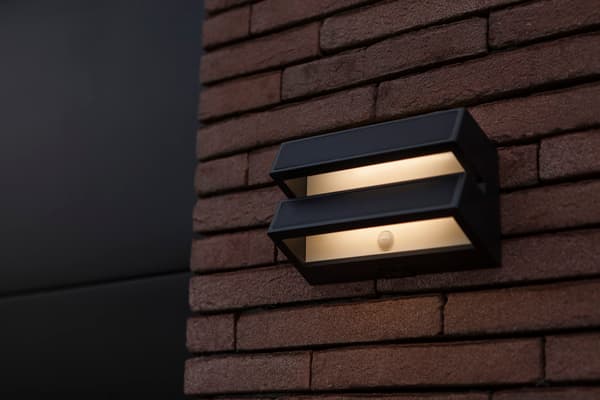 Moderne mørkegrå solcellevæglampe til udendørs brug med PIR-sensor LED 8.2W BARLO Lutec