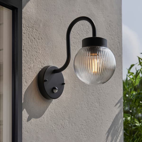 Udendørs væglampe med PIR-sensor sort riflet glaskugle 1xE27 10W ELDON Endon