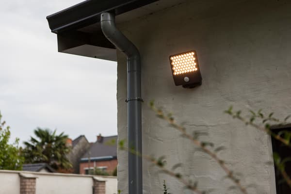 Modern mörkgrå utomhusvägglampa med rörelsesensor LED 24W ATLANTIS Lutec