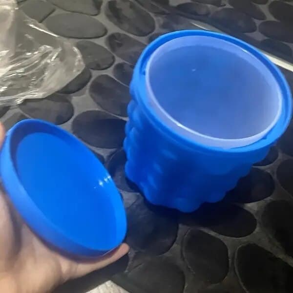 Set med 2 isbitsformar, plast, stor och liten