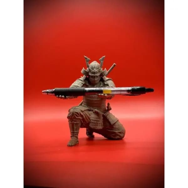 Pennställ i metall, munkfigur, 13 cm, ockra