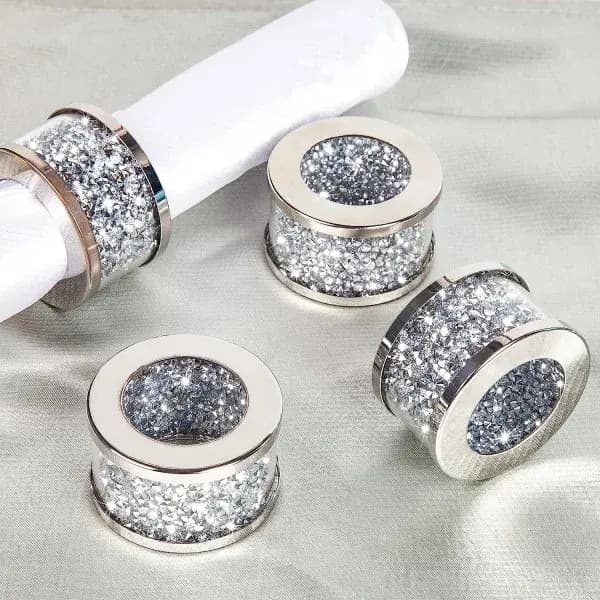 Sæt med 4 sølvfarvede metalservietringe med knuste diamanter, 4x4cm