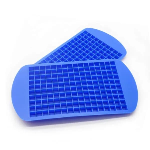 Set med 2 flexibla isbitsformar i silikon blå 10x10x3cm