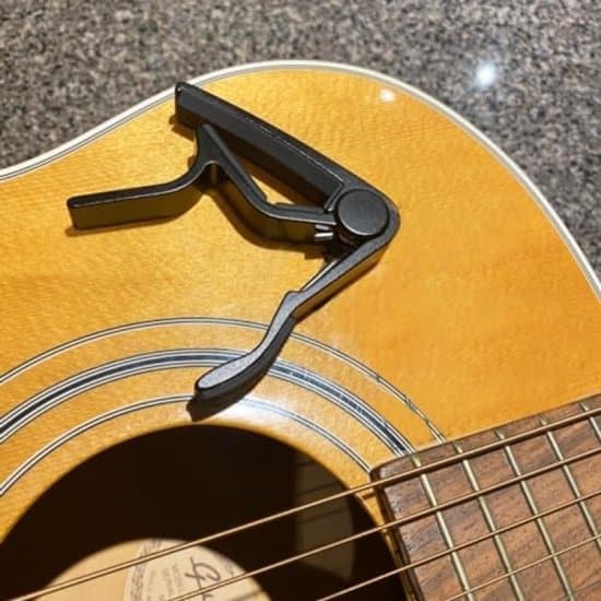 Pro Capo - Gitarr Capo Serie - Universell Kompatibilitet - Zinklegering med Silikonskydd - Inkluderar 5 Plektrum - För Akustisk Gitarr, Elgitarr,