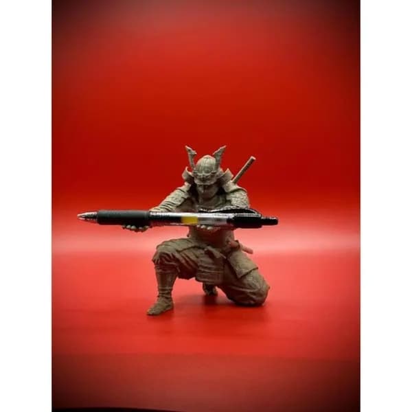 Pennställ i metall, munkfigur, 13 cm, ockra