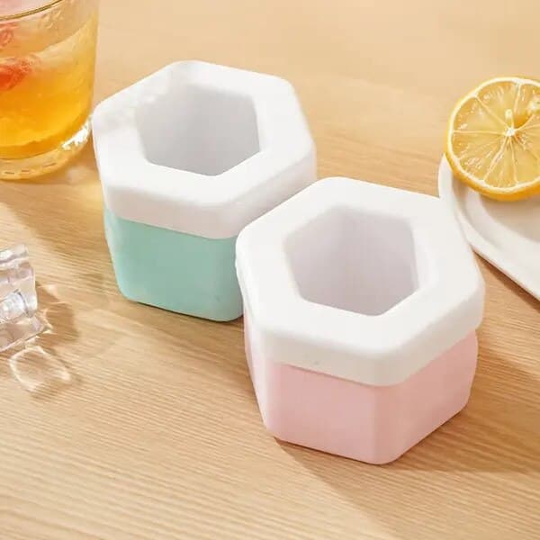 Isbitsform i silikon, med lock, 9,5 x 6,5 cm, grön/rosa, set om 2 st.