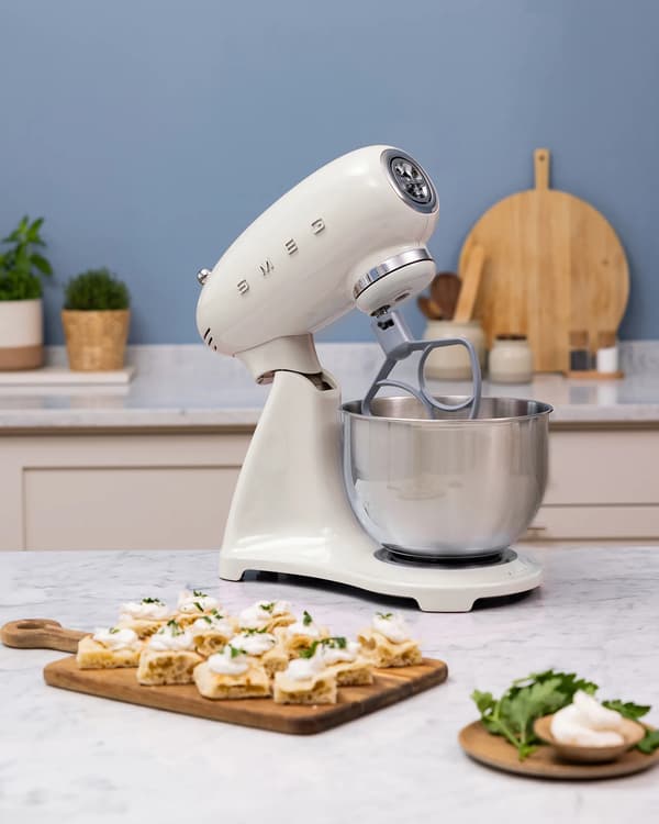 Smeg SMF05CREU 1000W yleiskone