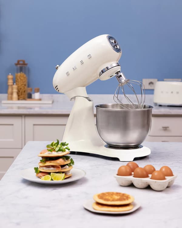 Smeg SMF05CREU 1000W yleiskone