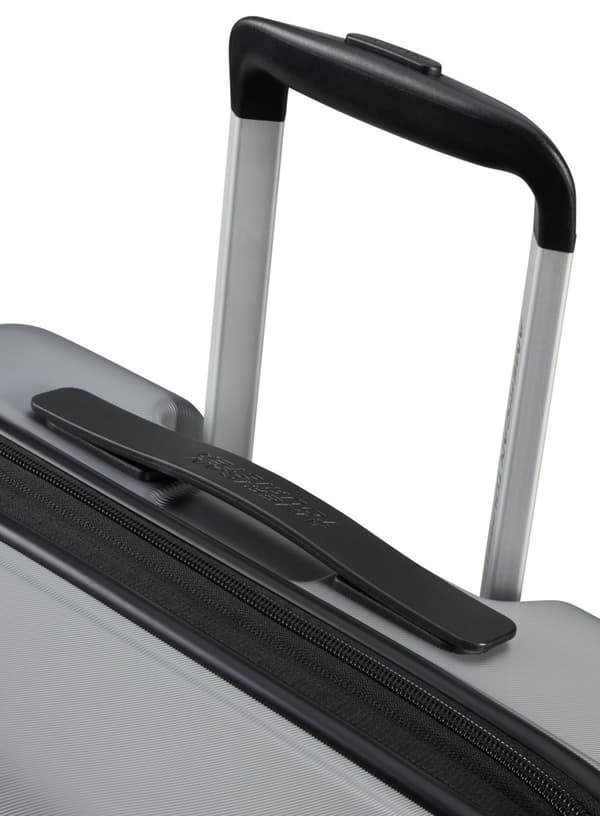 Medium resväska American Tourister Flashline - sky silver