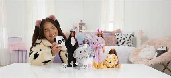 Barbie-docka i panda-dräkt HHG22