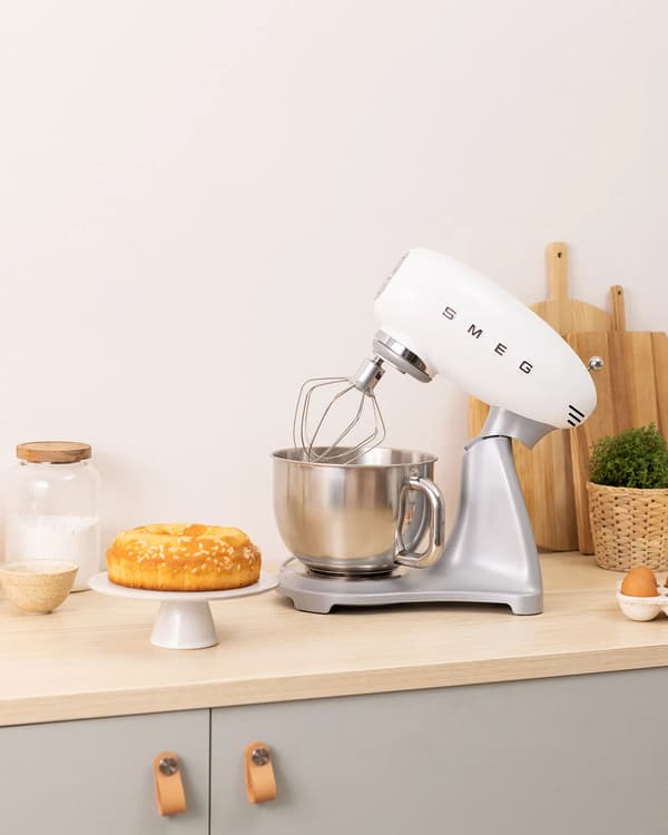 Smeg SMF04WHEU 800W yleiskone