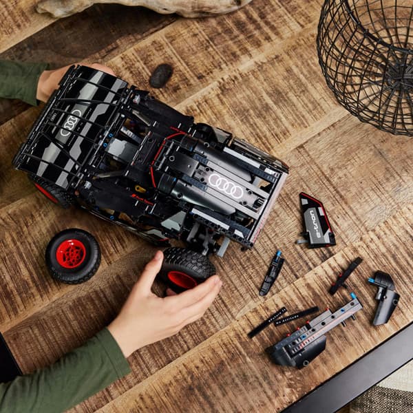 LEGO Technic Audi RS Q e-tron (42160)