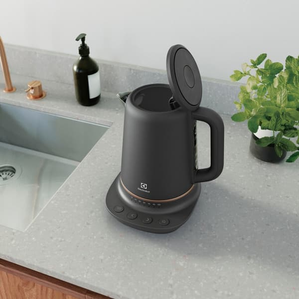 ELECTROLUX E7K1-6BP -vedenkeitin lämpötilansäädöllä