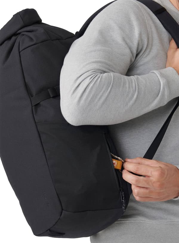 Fjallraven Ulvo Rolltop 30 -reppu - musta