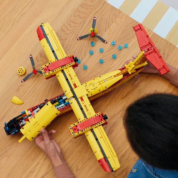 LEGO Technic Brandslukningsfly (42152)