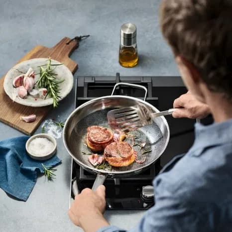 WMF Profi Resist 28 cm - non-stick pande