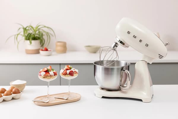 Smeg SMF05CREU 1000W yleiskone